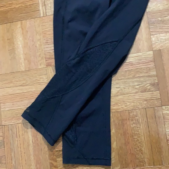 Lululemon Cropped Leggings with lace / mesh ( ‘Twisted and Train Crop’ ) Size 4 - Picture 3 of 6